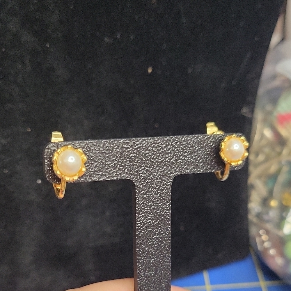 1980s Vintage Gold Tone Faux Pearl Stud Earrings